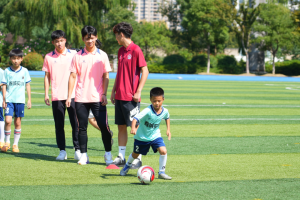 区领导慰问“苏超”无锡队新吴队员